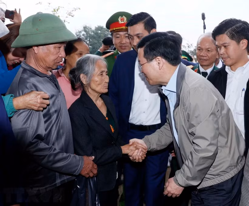 Chủ tịch nước Võ Văn Thưởng với nhân dân xã Thanh Thủy, huyện Thanh Chương, tỉnh Nghệ An. (Ảnh: Thống Nhất/TTXVN) 