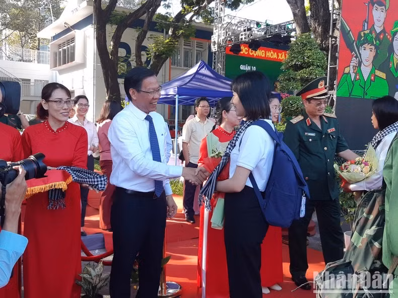 Đồng chí Phan Văn Mãi, Ủy viên Ban Chấp hành Trung ương Đảng, Phó Bí thư Thành ủy, Chủ tịch Ủy ban nhân dân Thành phố Hồ Chí Minh động viên các thanh niên.