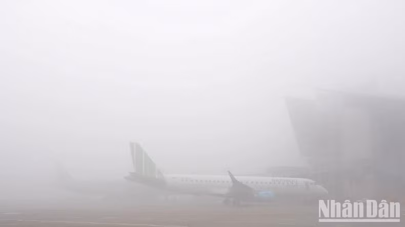 Sương mù dày đặc tại sân bay Nội Bài khiến cho nhiều chuyến bay không thể cất cánh sáng nay.