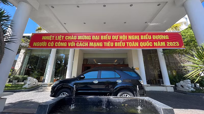 Hình ảnh chào đón các đại biểu người có công với cách mạng, thân nhân liệt sĩ tiêu biểu trên cả nước dự Hội nghị tại Huế. (Ảnh: Đăng Khoa)
