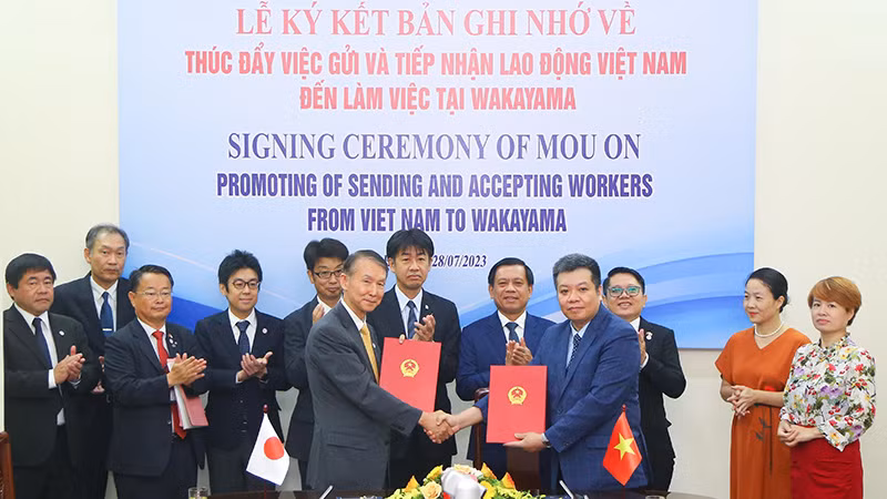 Thứ trưởng Nguyễn Bá Hoan chứng kiến lễ ký kết Bản ghi nhớ hợp tác khung pháp lý cơ bản giữa Cục Quản lý lao động ngoài nước và tỉnh Wakayama. (Ảnh: Molisa) Thứ trưởng Nguyễn Bá Hoan chứng kiến lễ ký kết Bản ghi nhớ hợp tác khung pháp lý cơ bản giữa Cục Quản lý lao động ngoài nước và tỉnh Wakayama. (Ảnh: Molisa)
