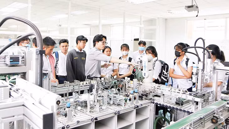 Sinh viên Khoa kỹ thuật, Trường đại học Quốc tế Miền Đông, tỉnh Bình Dương. (Ảnh: Trịnh Bình)