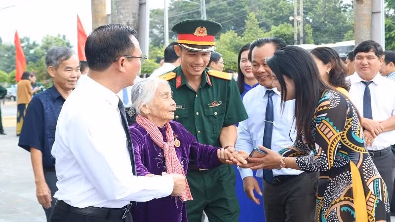 Lãnh đạo huyện Bù Đăng, tỉnh Bình Phước thăm, tặng quà cho Mẹ Việt Nam Anh hùng Trần Thị Bảy nhân dịp kỷ niệm 75 năm Ngày Thương binh-Liệt sĩ. (Ảnh: Nhất Sơn)