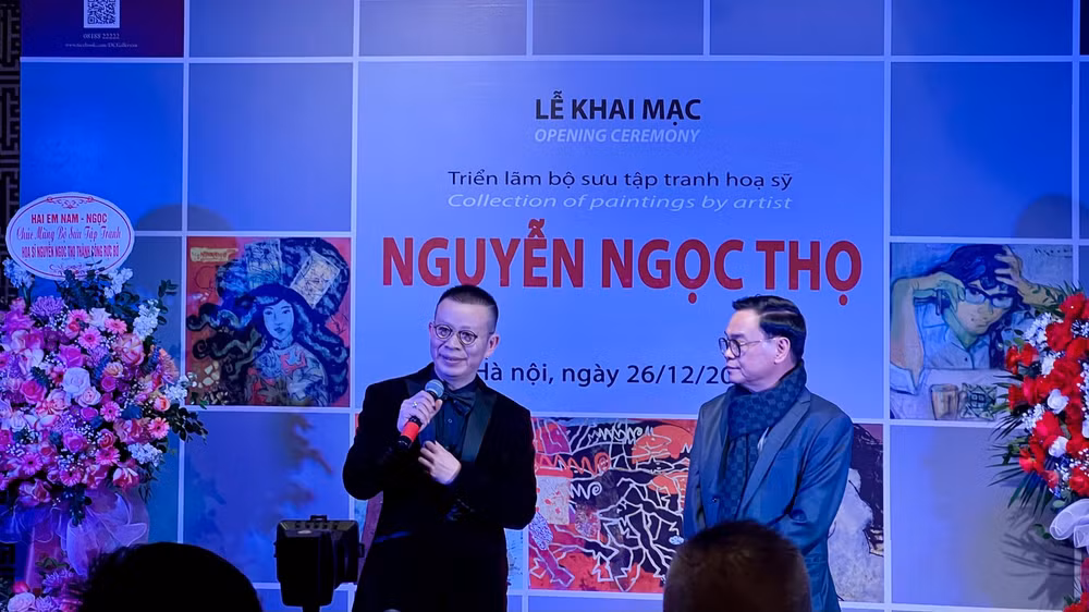 Nhà sưu tập Trần Cường và Đào Danh Hưng (người bên phải) trò chuyện cùng khách tham quan triển lãm về những kỷ niệm, tình cảm với cố họa sĩ.
