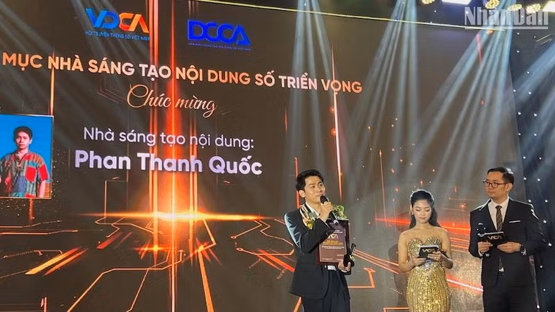 Youtuber Phan Thanh Quốc (quê Quảng Ngãi) nhận giải thưởng với kênh nội dung du lịch, văn hoá truyền tải nhiều thông điệp tích cực tới giới trẻ.