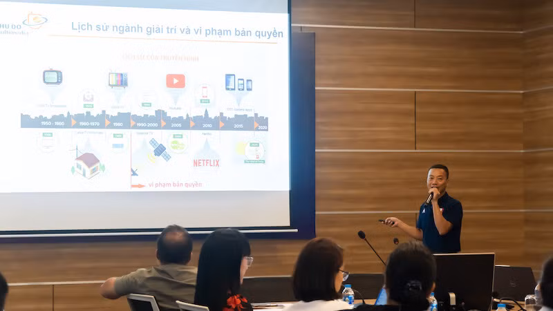 Tổng Giám đốc Công ty Thủ đô Multimedia Nguyễn Ngọc Hân trình bày về lịch sử ngành giải trí và vi phạm bản quyền. Tổng Giám đốc Công ty Thủ đô Multimedia Nguyễn Ngọc Hân trình bày về lịch sử ngành giải trí và vi phạm bản quyền.