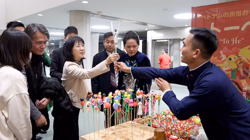 Những chiếc tò he Việt tạo hình biểu tượng của văn hóa Nhật Bản thu hút công chúng tham quan. (Ảnh: Bộ Ngoại giao Việt Nam)