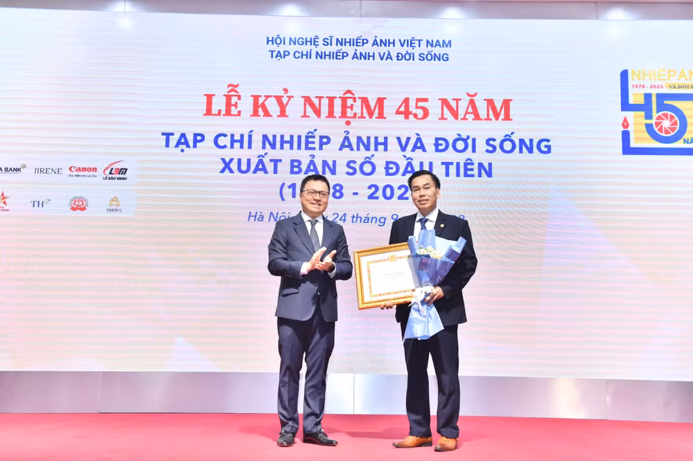 Đồng chí Lê Quốc Minh trao Bằng khen của Ban Tuyên giáo Trung ương dành cho Tạp chí Nhiếp ảnh và Đời sống (Tổng Biên tập Hồ Sỹ Minh đại diện lên nhận). Đồng chí Lê Quốc Minh trao Bằng khen của Ban Tuyên giáo Trung ương dành cho Tạp chí Nhiếp ảnh và Đời sống (Tổng Biên tập Hồ Sỹ Minh đại diện lên nhận).