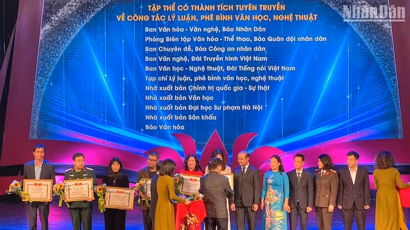 Đại diện các đơn vị nhận tặng thưởng vì có nhiều đóng góp cho hoạt động lý luận, phê bình văn học, nghệ thuật năm 2022 Đại diện các đơn vị nhận tặng thưởng vì có nhiều đóng góp cho hoạt động lý luận, phê bình văn học, nghệ thuật năm 2022