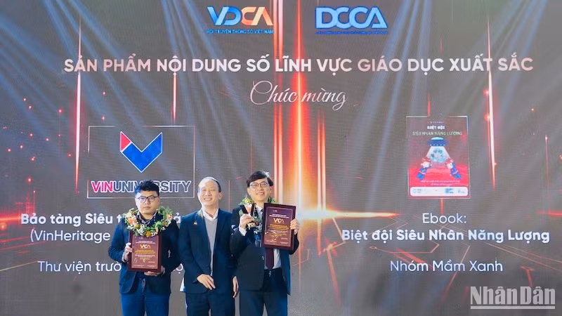 Chủ tịch Liên minh Sáng tạo Nội dung số Việt Nam Tạ Mạnh Hoàng (đứng giữa) trao giải cho hai sản phẩm nội dung số giáo dục xuất sắc.