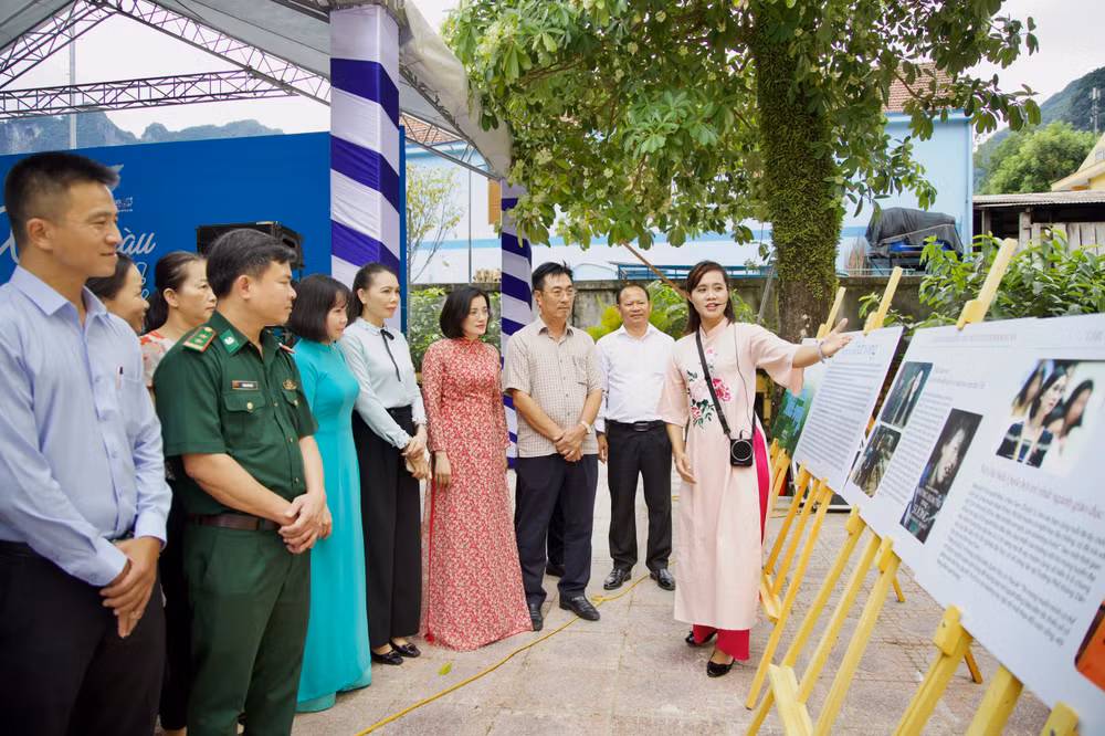 Triển lãm "Xanh màu khát vọng" trưng bày hình ảnh và tư liệu theo nhiều chủ đề. (Ảnh: Bảo tàng Phụ nữ Việt Nam)