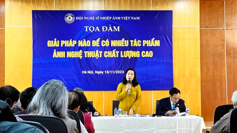 Nghệ sĩ nhiếp ảnh Trần Thị Thu Đông phát biểu tại tọa đàm Nghệ sĩ nhiếp ảnh Trần Thị Thu Đông phát biểu tại tọa đàm