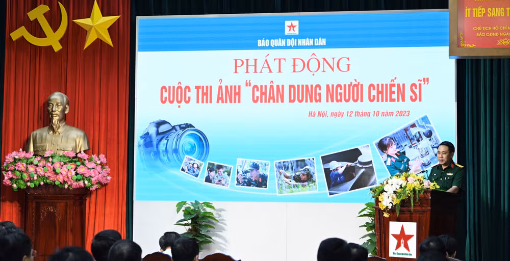 Đại tá Ngô Anh Thu, Phó Tổng Biên tập Báo Quân đội nhân dân phát biểu phát động cuộc thi. (Ảnh: Trường Giang)