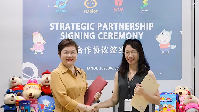Đại diện của Leadjoy (bên trái) và Sconnect Việt Nam đã ký thỏa thuận hợp tác phát triển thương hiệu Wolfoo tại thị trường Trung Quốc. (Ảnh: Sconnect Việt Nam) Đại diện của Leadjoy (bên trái) và Sconnect Việt Nam đã ký thỏa thuận hợp tác phát triển thương hiệu Wolfoo tại thị trường Trung Quốc. (Ảnh: Sconnect Việt Nam)