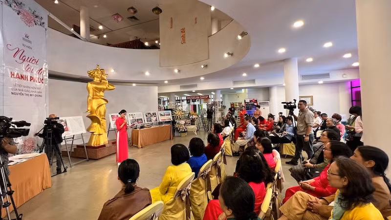 Sự kiện thu hút nhiều thế hệ học trò, các độc giả, khán giả yêu mến bà Nguyễn Thị Mỹ Dung.