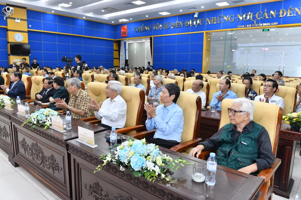 Đông đảo nghệ sĩ nhiếp ảnh, phóng viên ảnh nhiều thế hệ có mặt tại sự kiện. Đông đảo nghệ sĩ nhiếp ảnh, phóng viên ảnh nhiều thế hệ có mặt tại sự kiện.