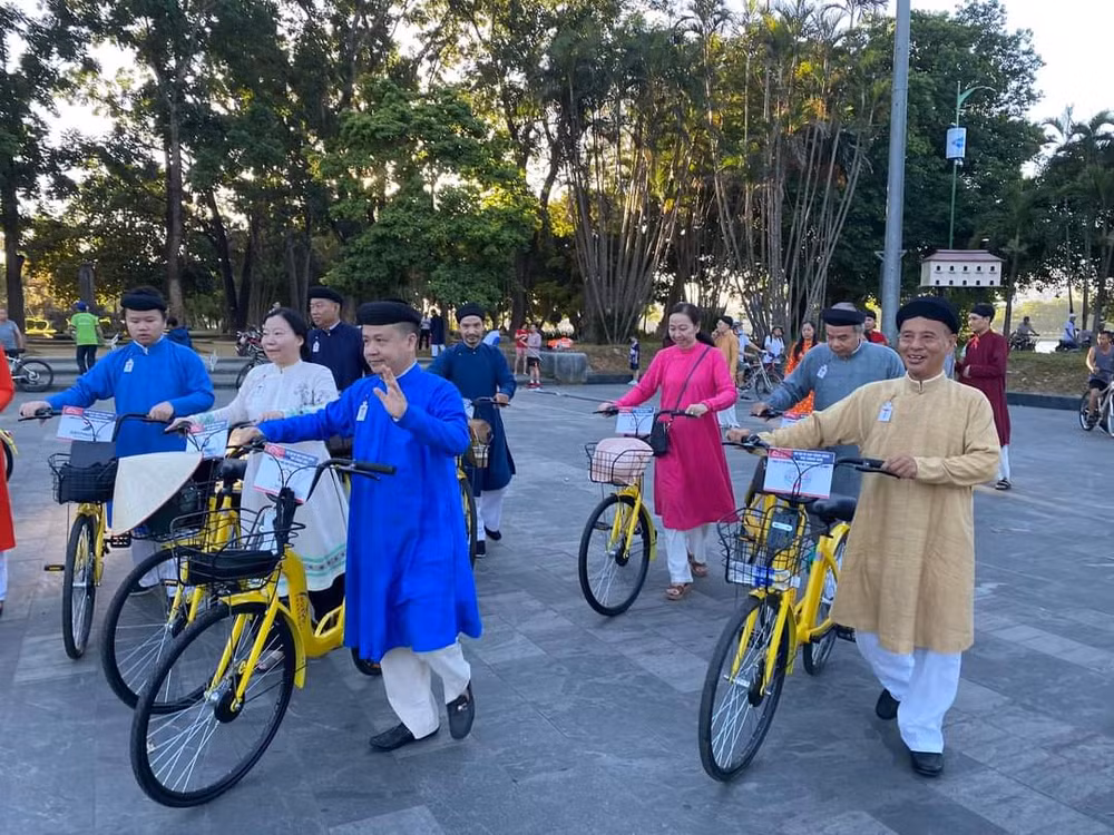 Ông Nguyễn Đức Bình (áo dài xanh) cùng các thành viên Câu lạc bộ Đình làng Việt (Ảnh: Ban tổ chức cung cấp)