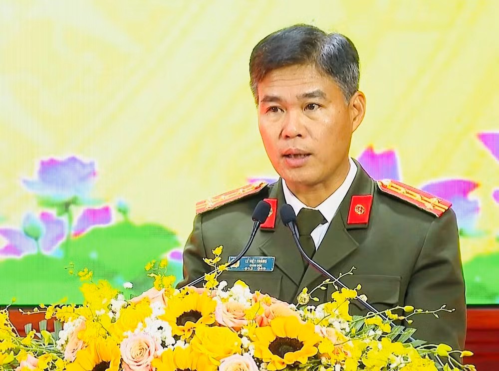 Đại tá Lê Việt Thắng, Giám đốc Công an tỉnh Yên Bái phát biểu tại hội nghị. (Ảnh THANH SƠN)