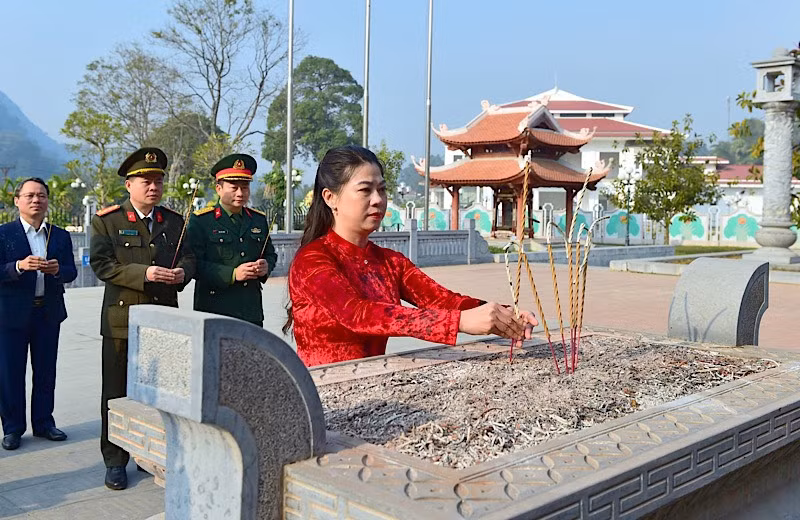 Đồng chí Lê Thị Kim Dung, Phó Bí thư Thường trực Tỉnh ủy, Chủ tịch Hội đồng nhân dân tỉnh dâng hương tưởng niệm Đại tướng Nguyễn Chí Thanh và các vị tiền bối cách mạng.