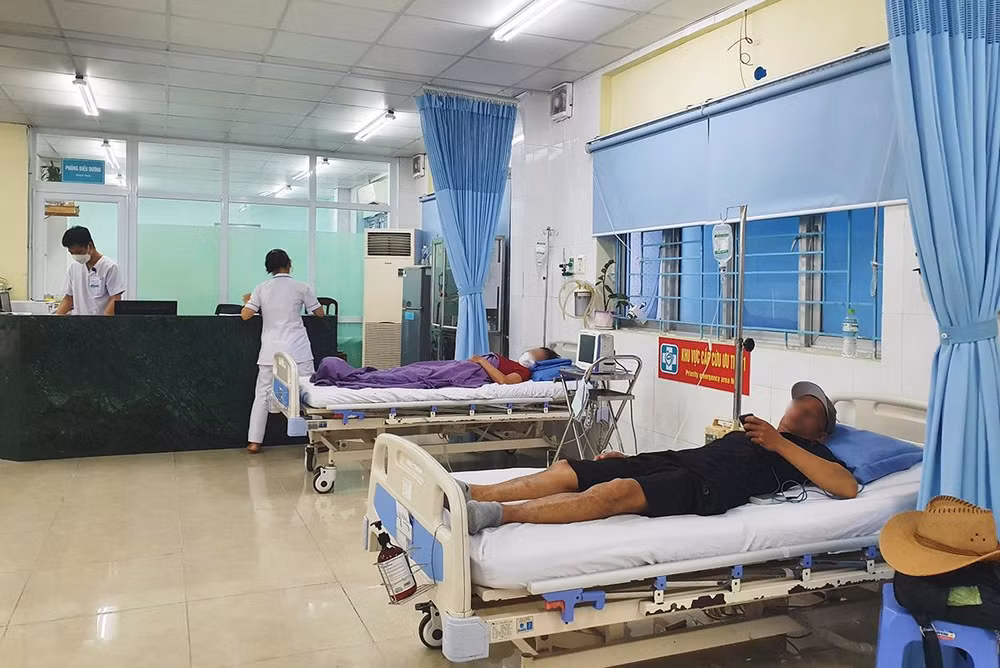 Các du khách nhập viện nghi ngộ độc thực phẩm tối ngày 2/8. (Ảnh Bệnh viện 199 cung cấp)