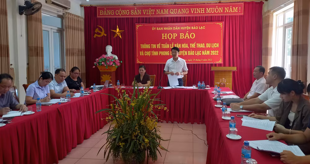 Lãnh đạo UBND huyện Bảo Lạc cung cấp thông tin cho cơ quan báo chí.