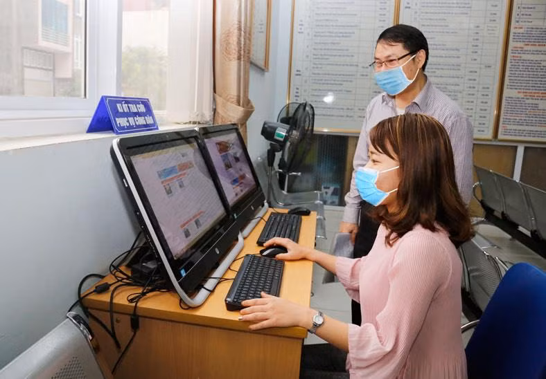 Người dân Hà Nội thực hiện dịch vụ công trực tuyến.