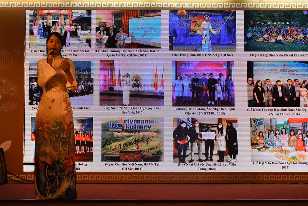 Hoàng Thảo Sandra (Cộng hòa Séc) kể về Việt Nam trong mắt kiều bào trẻ. Hoàng Thảo Sandra (Cộng hòa Séc) kể về Việt Nam trong mắt kiều bào trẻ.