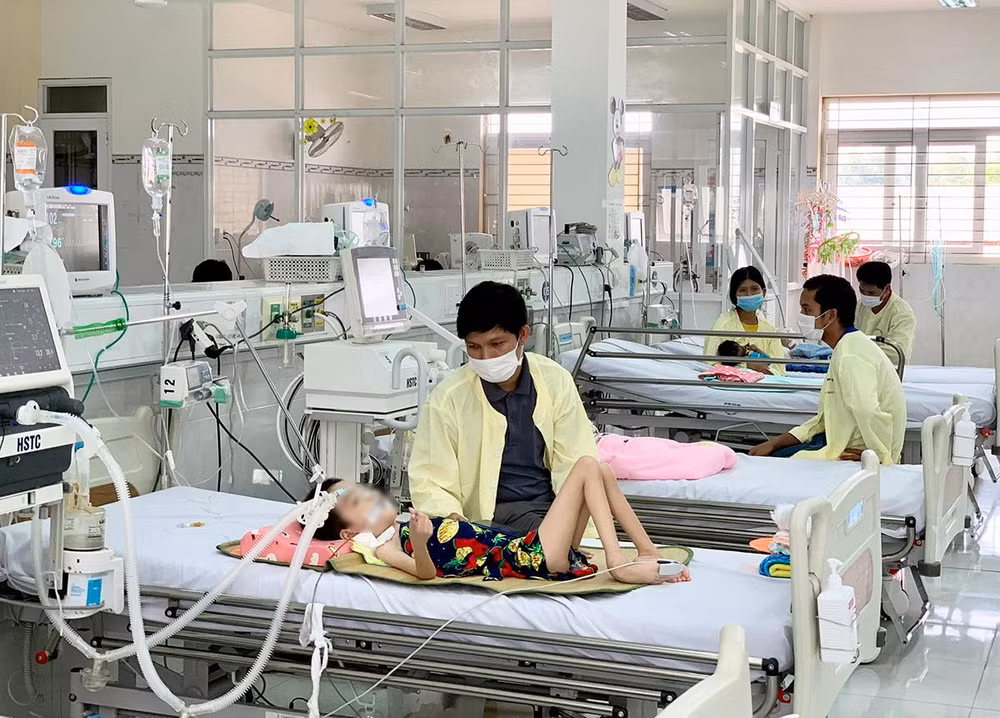 Nhiều trẻ em mắc sốt xuất huyết nhập viện điều trị tại Bệnh viện Nhi Gia Lai. 