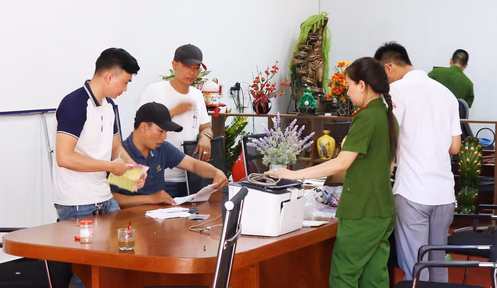 Lực lượng Công an khám xét khẩn cấp Văn phòng FVP Trade tại thị trấn Hoàn Lão, huyện Bố Trạch.