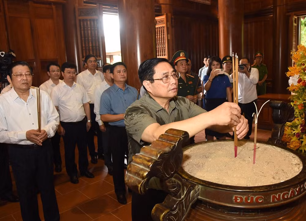 Thủ tướng Phạm Minh Chính dâng hương tại Nhà tưởng niệm Chủ tịch Hồ Chí Minh.
