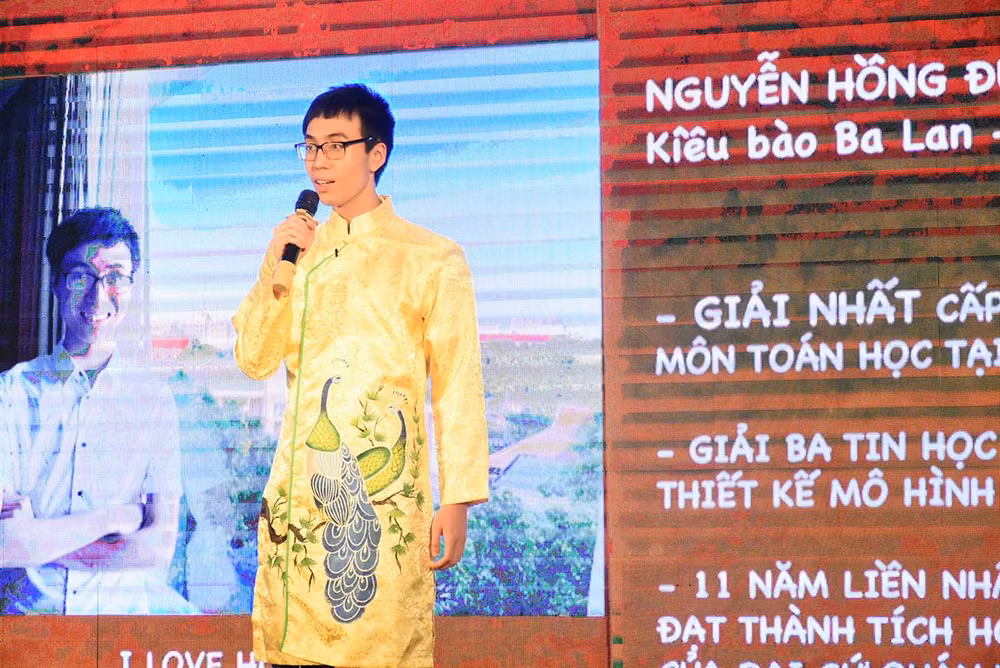 Nguyễn Hồng Đức Anh (Ba Lan) kể chuyện Sự tích bánh chưng, bánh dày. Nguyễn Hồng Đức Anh (Ba Lan) kể chuyện Sự tích bánh chưng, bánh dày.