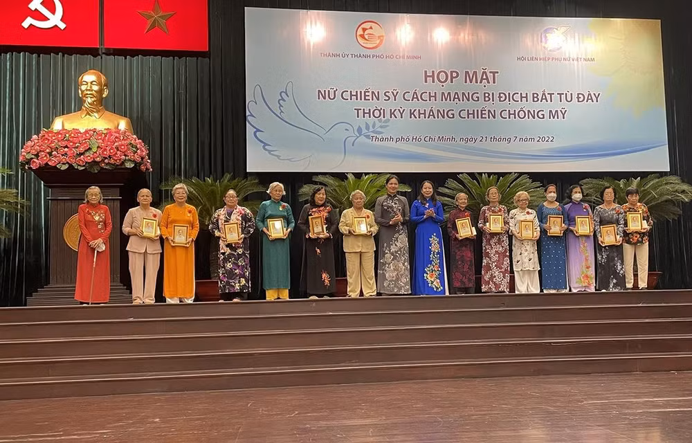 Phó Chủ tịch nước Võ Thị Ánh Xuân trao quà tặng các nữ chiến sĩ cách mạng bị địch bắt tù đày thời kháng chiến chống Mỹ.