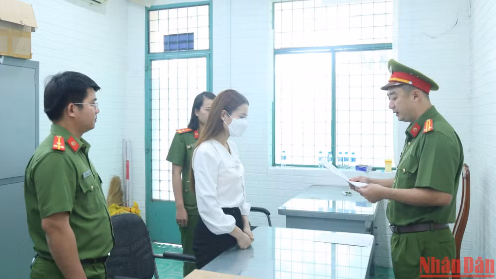 Đối tượng Vương Thị Hiền bị khởi tố và bắt tạm giam.