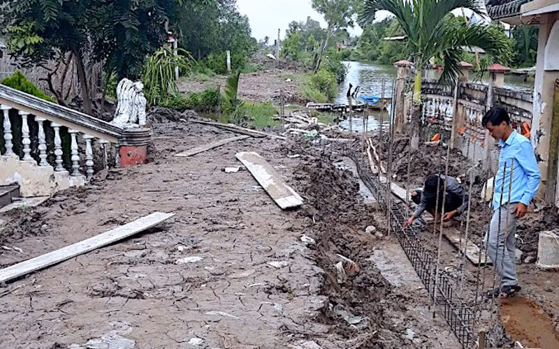 Nền đất đen ngang khu hàng rào gia đình ông Toàn nay đã bị thay đổi hiện trạng.