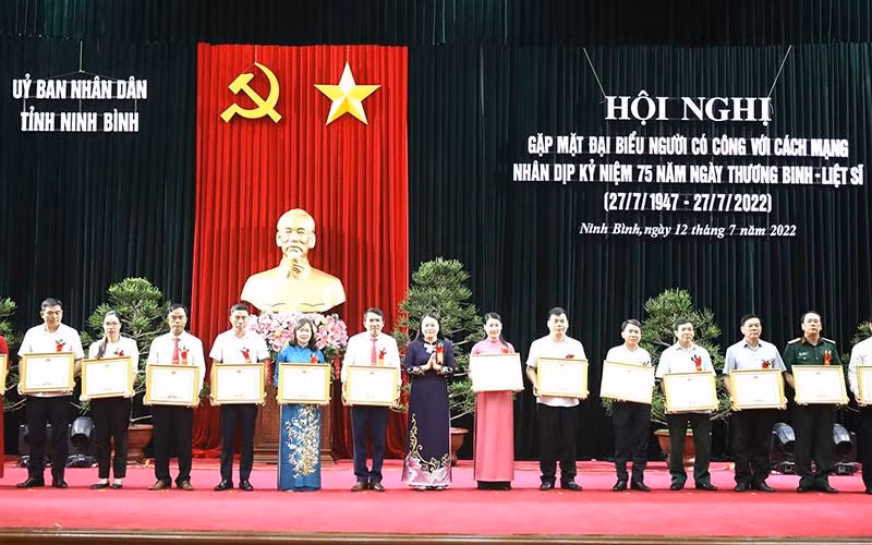 Đại diện các tập thể, cá nhân có thành tích xuất sắc trong phong trào “Đền ơn đáp nghĩa” ở Ninh Bình nhận bằng khen.