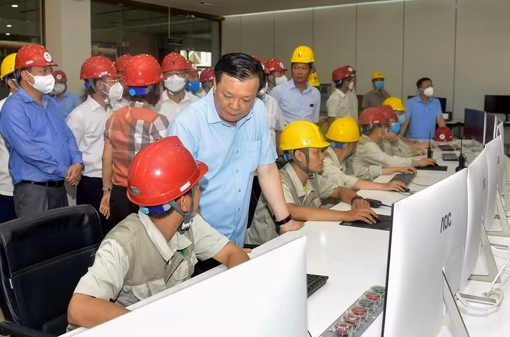 Đồng chí Đinh Tiến Dũng thăm, kiểm tra Nhà máy điện rác Thiên Ý tại Khu liên hiệp xử lý chất thải Nam Sơn. (Ảnh: Duy Linh)