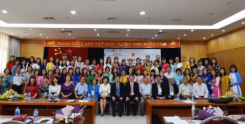 Khóa tập huấn nghiệp vụ giảng dạy tiếng Việt cho giáo viên người Việt Nam ở nước ngoài năm 2019 thu hút 80 học viên từ 10 quốc gia và vùng lãnh thổ về tham dự. Khóa tập huấn nghiệp vụ giảng dạy tiếng Việt cho giáo viên người Việt Nam ở nước ngoài năm 2019 thu hút 80 học viên từ 10 quốc gia và vùng lãnh thổ về tham dự.