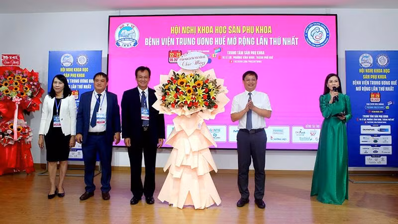 Phó Chủ tịch Thường trực UBND tỉnh Thừa Thiên Huế Nguyễn Thanh Bình tặng hoa chúc mừng hội nghị.
