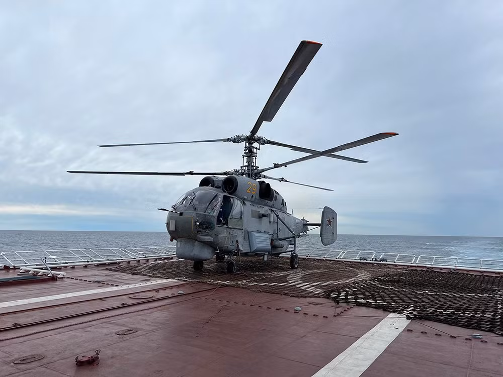 Máy bay trực thăng Ka-27PL làm nhiệm vụ trên tàu. Máy bay trực thăng Ka-27PL làm nhiệm vụ trên tàu.