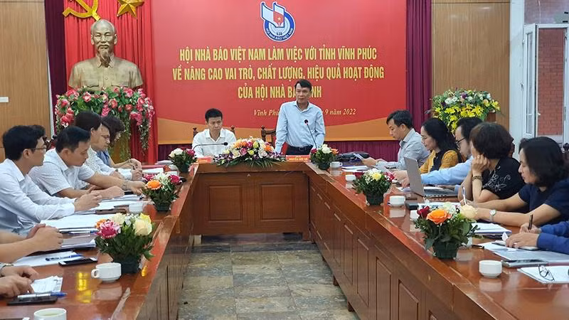 Phó Chủ tịch Thường trực Hội Nhà báo Việt Nam Nguyễn Đức Lợi phát biểu ý kiến tại buổi làm việc. 