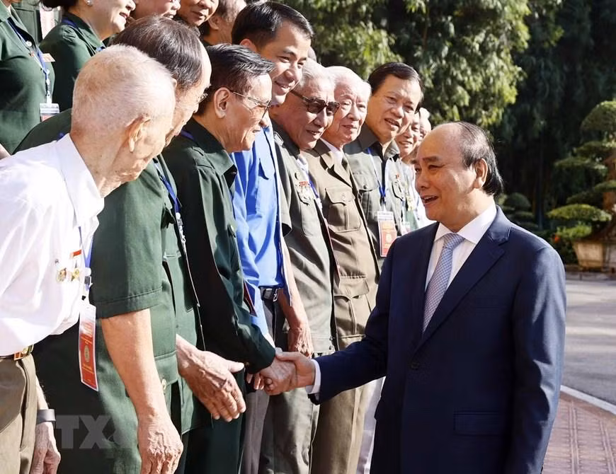 Chủ tịch nước Nguyễn Xuân Phúc gặp mặt thân mật Đoàn đại biểu Hội Cựu thanh niên xung phong. (Ảnh: TTXVN)