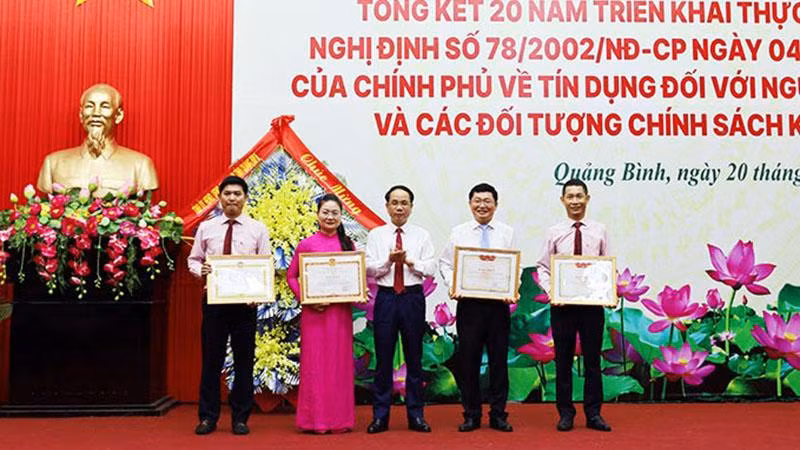 Lãnh đạo tỉnh Quảng Bình tặng bằng khen cho các cá nhân có thành tích xuất sắc trong thực hiện chương trình tín dụng chính sách xã hội.