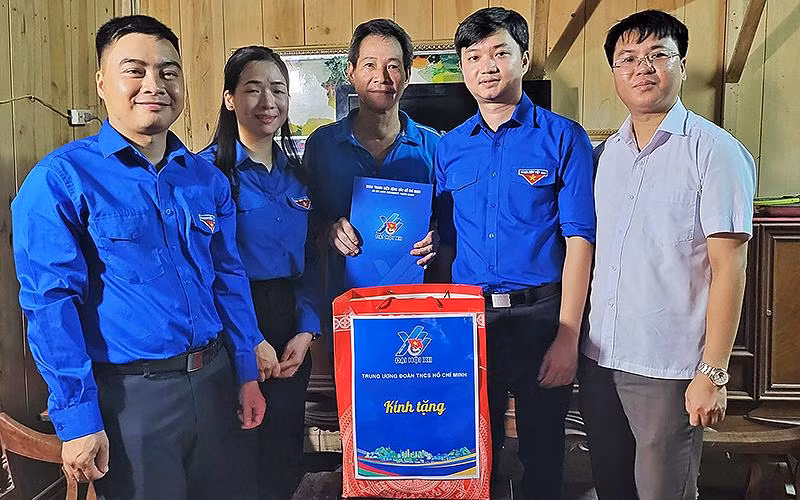 Bí thư Trung ương Đoàn, Chủ tịch Hội Sinh viên Việt Nam Nguyễn Minh Triết (thứ 2 từ phải sang) cùng đại diện các đơn vị liên quan thăm hỏi, trao quà tặng ông Ma Phúc Khanh (đứng giữa). 
