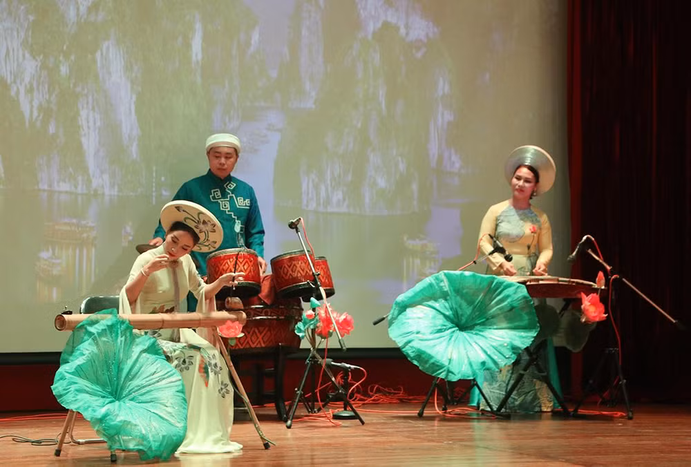 Tiếng đàn bầu Việt Nam làm say lòng khán giả có mặt tại nhà hát.
