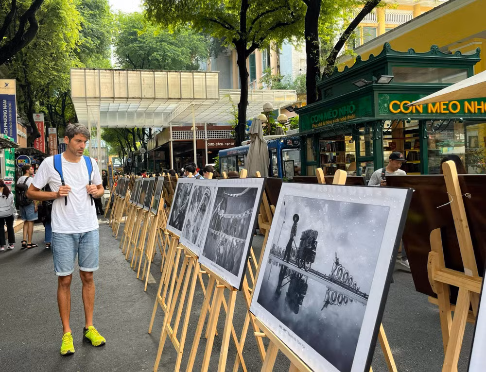 Du khách nước ngoài tham quan triển lãm tại Đường sách thành phố. Du khách nước ngoài tham quan triển lãm tại Đường sách thành phố.