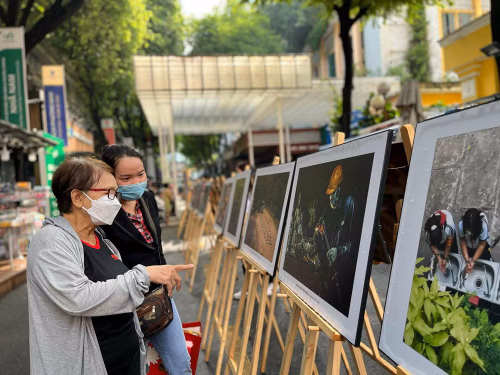 Người dân Thành phố Hồ Chí Minh xem các tác phẩm tại triển lãm.