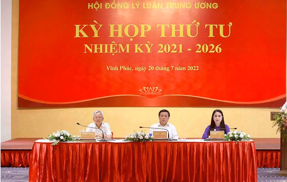 Các đồng chí chủ trì kỳ họp.