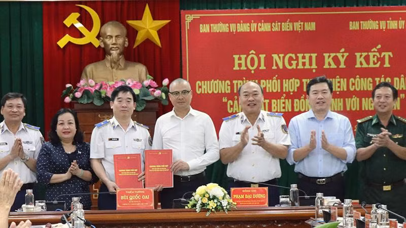 Ký kết phối hợp thực hiện công tác dân vận “Cảnh sát biển đồng hành với ngư dân”.