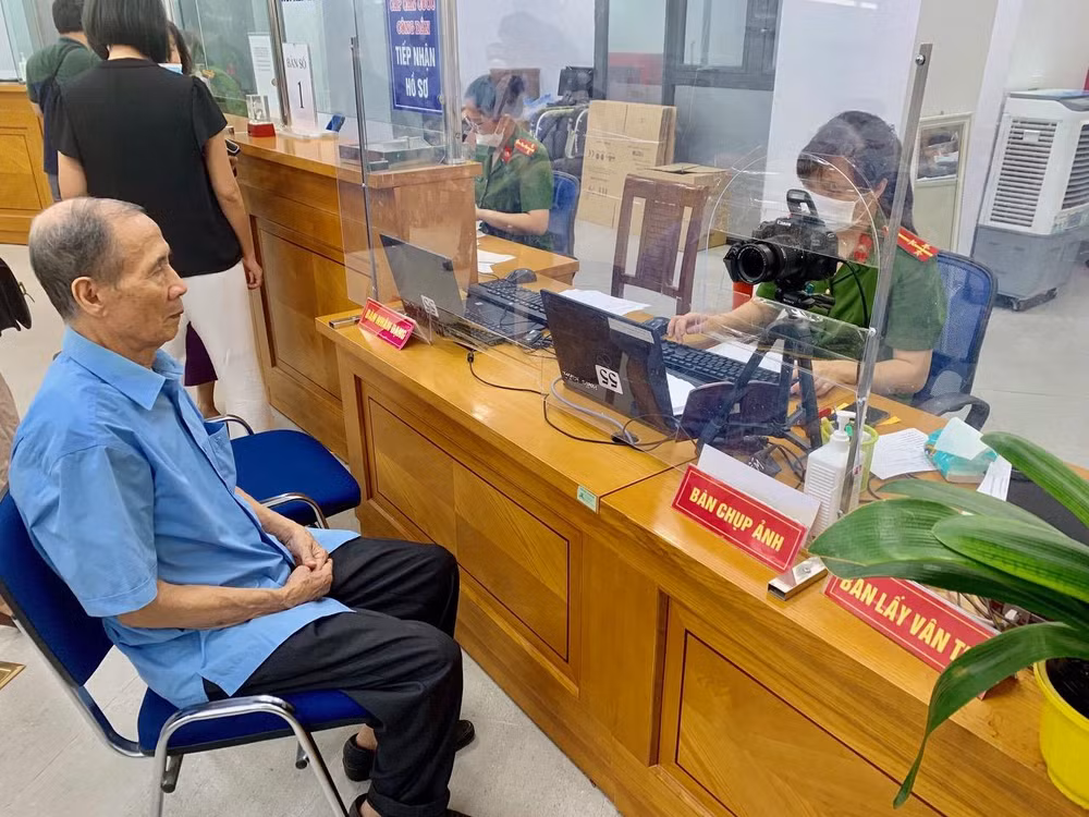 Đối với người già, sức khỏe yếu, khó khăn trong việc đi lại, Công an quận Hoàn Kiếm đều có phương án hỗ trợ để người dân có thể làm thủ tục cấp căn cước công dân gắn chíp.