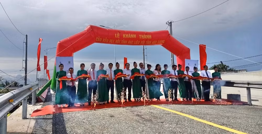 Khánh thành và chính thức đưa vào sử dụng cầu Xẻo Vẹt nối 2 tỉnh Bạc Liêu-Hậu Giang.